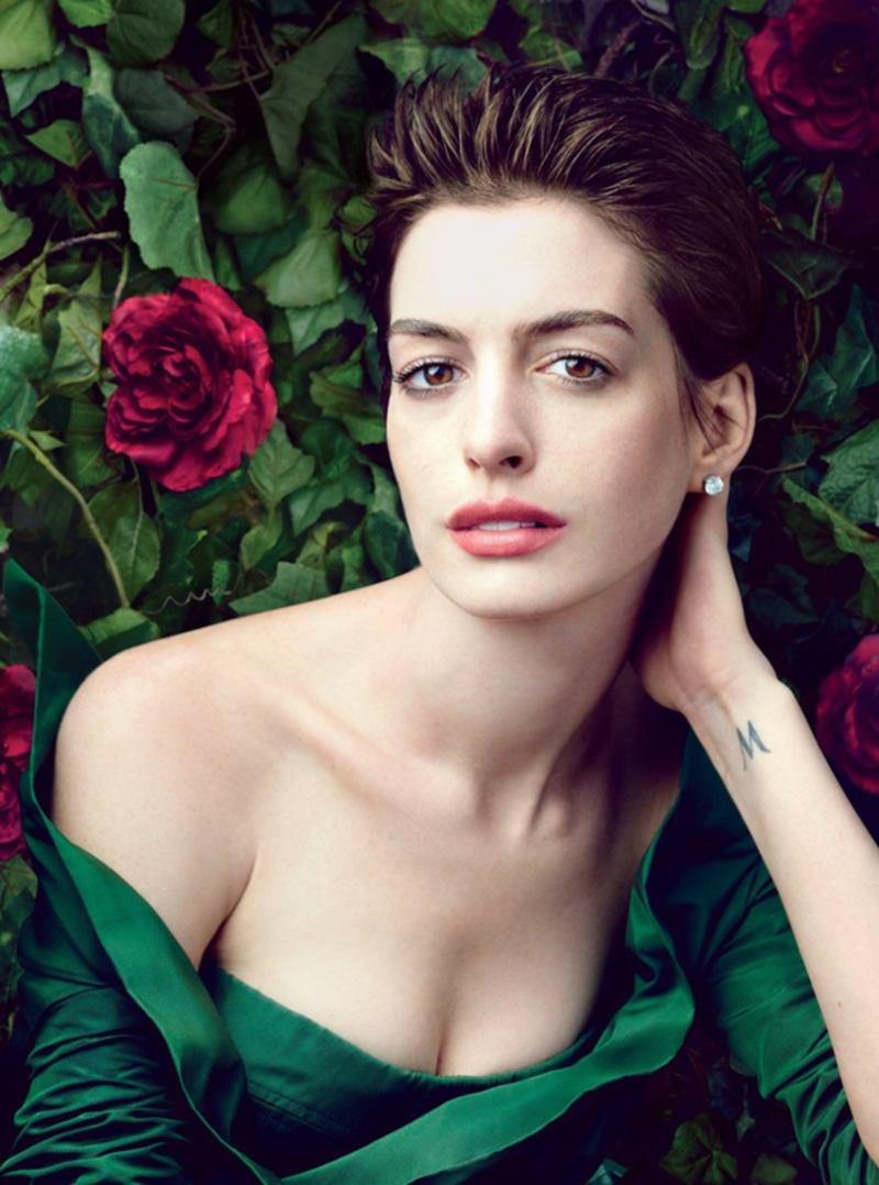 Anne Hathaway từ lâu đã trở thành biểu tượng của vẻ đẹp quyến rũ, đằm thắm trong lòng người hâm mộ. Bước sang độ tuổi 37, trông Anne vẫn như một nàng công chúa và không hề có dấu hiệu tuổi tác mà trái lại còn xinh đẹp, mặn mà hơn trước.
