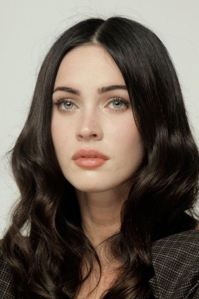 Megan Fox là một trong những mỹ nhân hấp dẫn nhất Hollywood dù đã trải qua tận 3 lần sinh nở. Hơn 10 năm trước Megan Fox nổi lên từ "Transformers" như một đả nữ quyến rũ của thời đại mới, đe dọa sẽ thế chỗ Angelina Jolie​.
