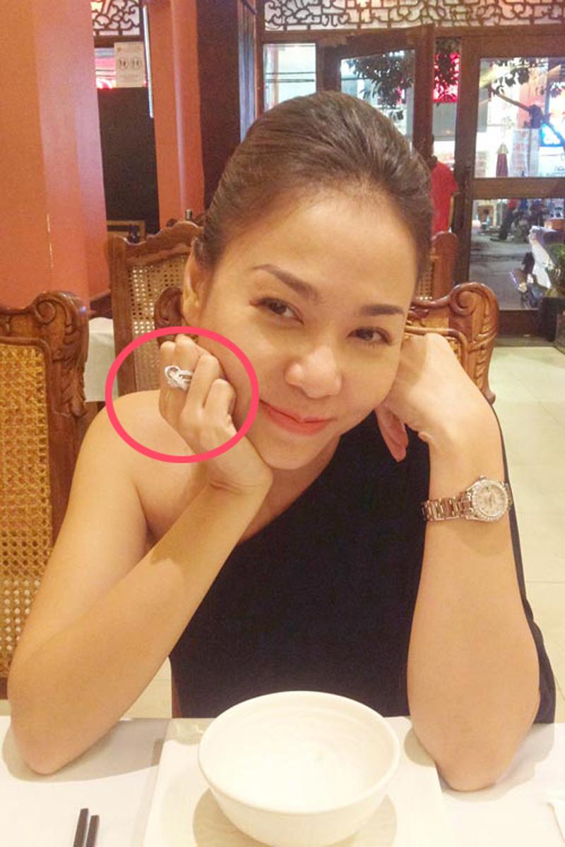Không thể quên nhắc tới chiếc nhẫn đính hôn đính kim cương của Thu Minh có giá 6 tỉ đồng được chồng doanh nhân cầu hôn cô trong một ngày lãng mạn. 

