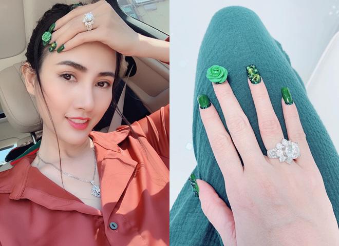 Bạn trai bị trách thiếu lãng mạn khi tặng nhẫn kim cương 5,5 tỷ cho Phan Thị Mơ - 2