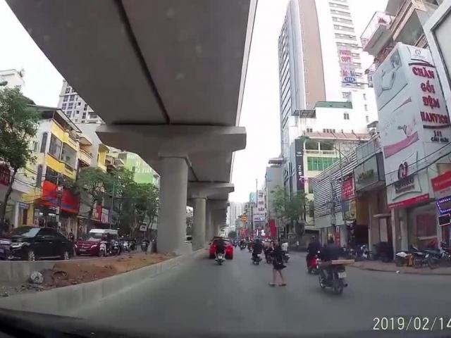 Xe máy chạy tốc độ cao, tông thẳng vào người phụ nữ bế con sang đường