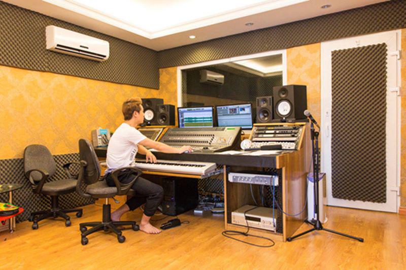 Ngoài các phòng kể trên thì Đăng Khôi còn dành riêng 1 nơi để làm phòng thu, sáng tác âm nhạc, thỏa mãn niềm đam mê của anh.

