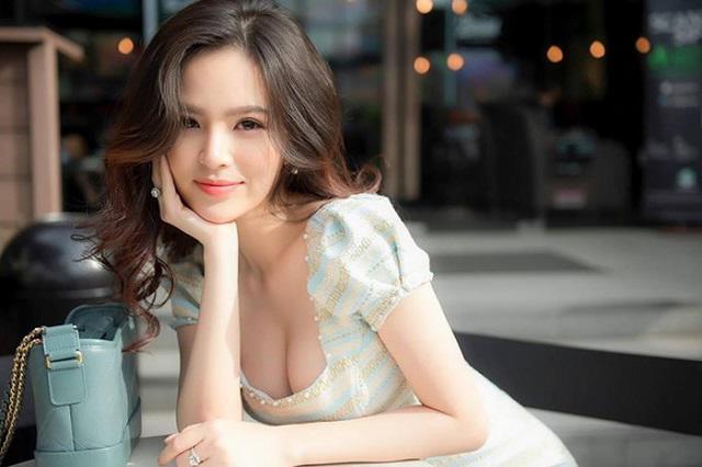 Dung nhan 3 cô gái tự xưng amp;#34;thánh nữamp;#34;: Người khoe thân tai tiếng, kẻ amp;#34;gột bùnamp;#34; lên hương - 11