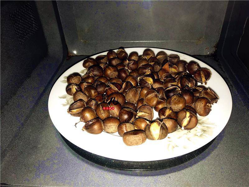 Rang hạt dẻ kiểu này, chỉ 5 phút là xong lại chẳng tốn công bóc vỏ - 3