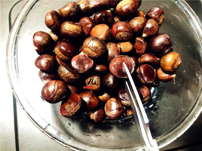 Rang hạt dẻ kiểu này, chỉ 5 phút là xong lại chẳng tốn công bóc vỏ - 2