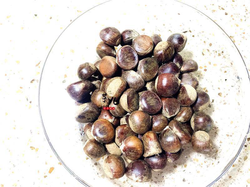 Rang hạt dẻ kiểu này, chỉ 5 phút là xong lại chẳng tốn công bóc vỏ - 1