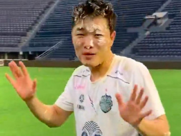 Xuân Trường bị đồng đội ở CLB mới “úp sọt” bánh kem đầy mặt