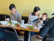 Làm mẹ - Gia đình Trần Quán Hy 3 người cùng đi ăn nhưng hành động của ông bố lại gây thất vọng