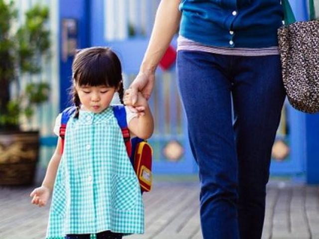 Bé gái 3 tuổi thường xuyên cọ vùng kín vào cạnh bàn, đi khám mẹ chết ngất vì kết quả