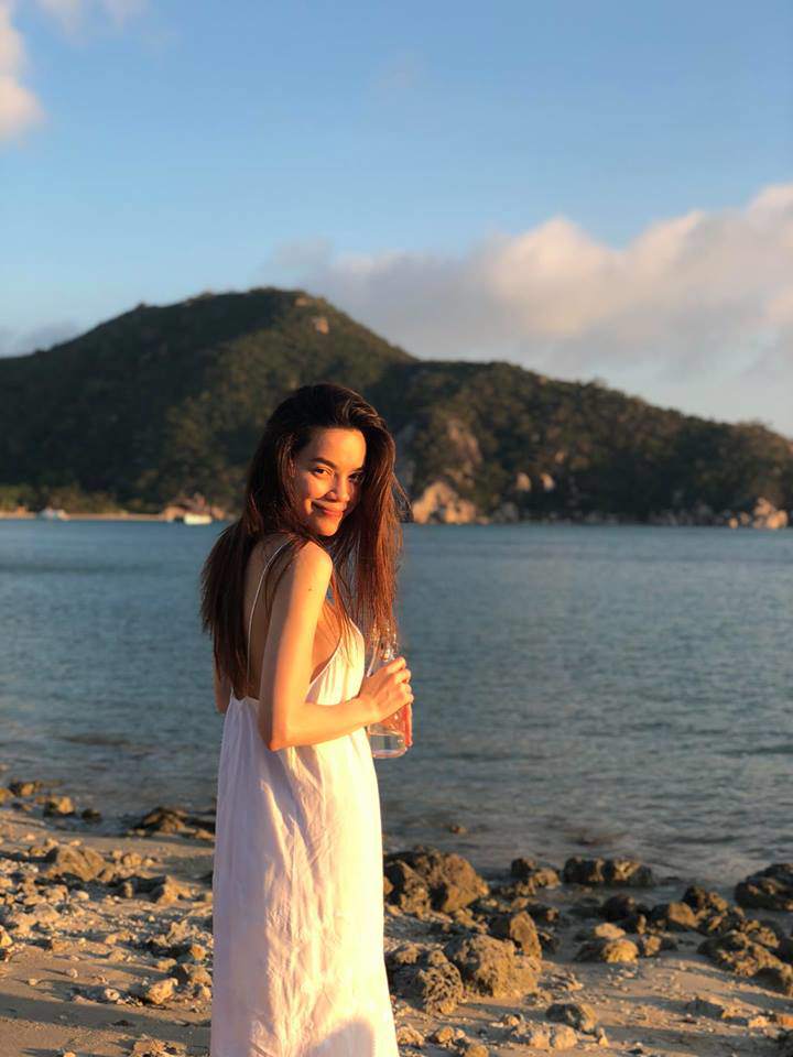 Hồ Ngọc Hà diện váy trắng tinh khôi, nhưng nhìn sơ qua ai cũng nhầm là đầm bầu - 4