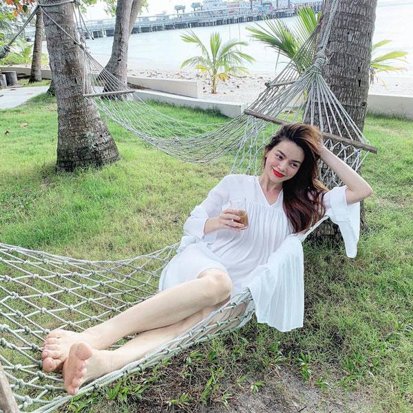 Hồ Ngọc Hà diện váy trắng tinh khôi, nhưng nhìn sơ qua ai cũng nhầm là đầm bầu - 2