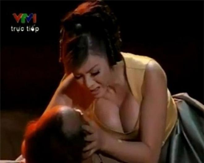 Trấn Thành, Lý Nhã Kỳ cùng loạt sao Việt khốn khổ vì sự cố amp;#34;lộ hàngamp;#34; trên truyền hình, livestream - 3