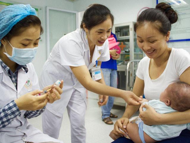 Nháo nhào đi tiêm phòng sởi khi dịch bùng phát, bác sỹ khuyên gì?