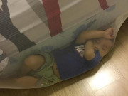 Làm mẹ - Tỉnh dậy giữa đêm nhưng không thấy con trai đâu, mẹ sửng sốt khi nhìn kĩ cạnh giường