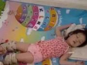 Làm mẹ - Mẹ quấn khăn ấm vào bắp chân con, 20 phút sau đón nhận điều bất ngờ