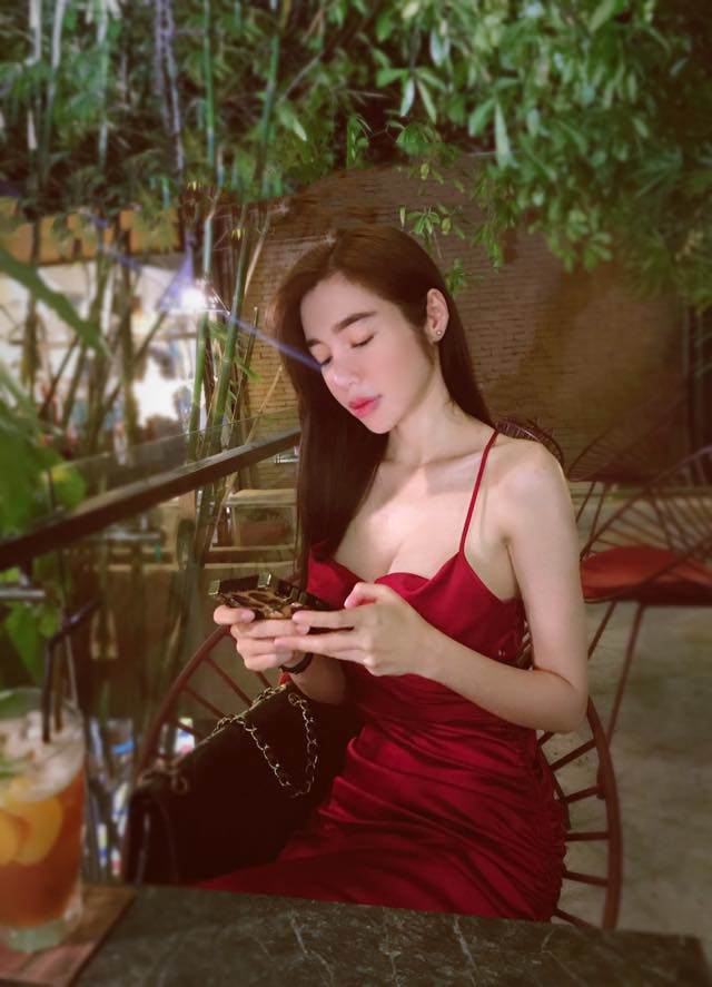 Vi diệu như vòng 1 của Elly Trần: Lúc căng tràn “bức size”, lúc chảy xệ xém... đụng rốn - 10