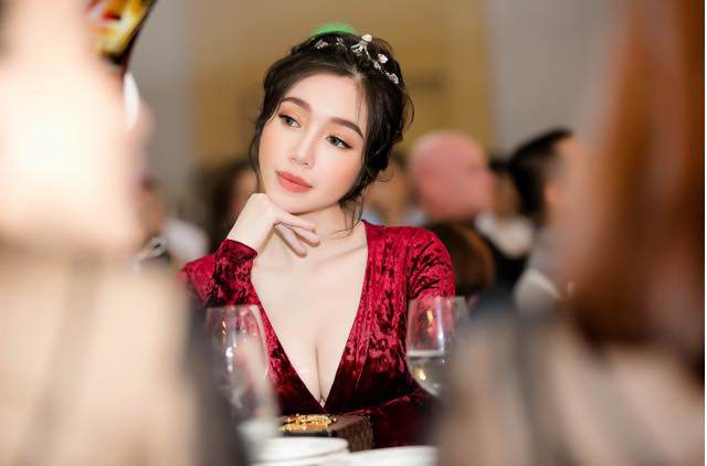 Vi diệu như vòng 1 của Elly Trần: Lúc căng tràn “bức size”, lúc chảy xệ xém... đụng rốn - 11
