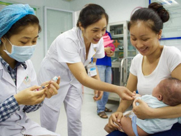 Nháo nhào đi tiêm phòng sởi khi dịch bùng phát, bác sỹ khuyên gì?