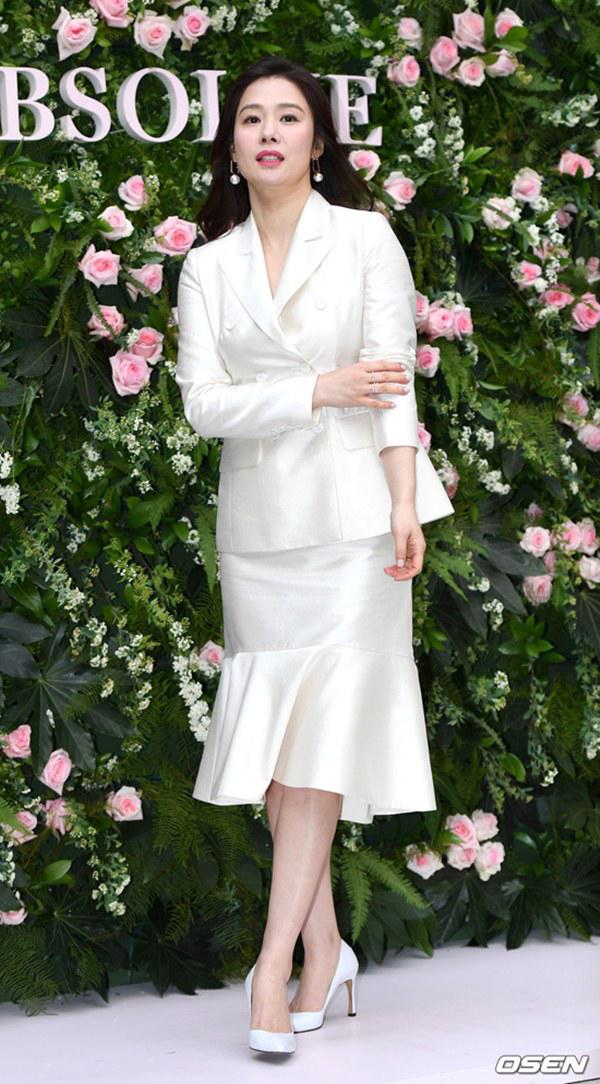 42 tuổi chưa chồng con, cô em của amp;#34;Giày thủy tinhamp;#34; vẫn đánh bại nhiều nhan sắc đàn em - 2