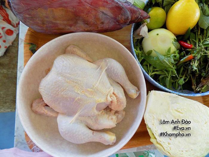 Gà thừa sau Rằm đem làm gỏi gà hoa chuối giòn ngon, thanh mát ăn mãi chẳng ngán - 1