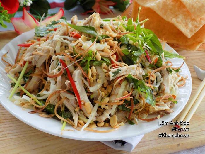 Gà thừa sau Rằm đem làm gỏi gà hoa chuối giòn ngon, thanh mát ăn mãi chẳng ngán - 4