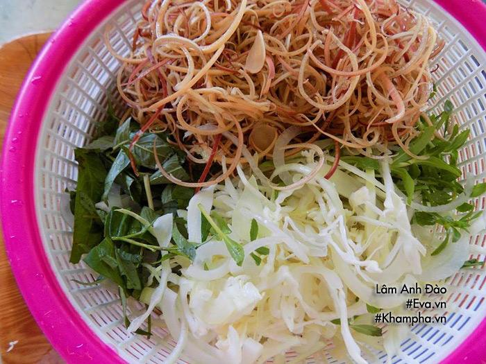 Gà thừa sau Rằm đem làm gỏi gà hoa chuối giòn ngon, thanh mát ăn mãi chẳng ngán - 2