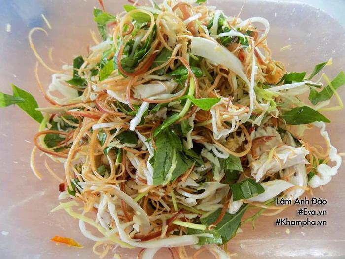 Gà thừa sau Rằm đem làm gỏi gà hoa chuối giòn ngon, thanh mát ăn mãi chẳng ngán - 3