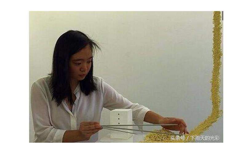 Mì tôm là để ăn thì ai cũng biết nhưng dùng mì tôm để đan khăn thì không phải ai cũng rành đâu nhé. Một cô gái ở Trung Quốc đã chứng minh một công dụng khác của món ăn huyền thoại này khiến cư dân mạng ngả mũ thán phục.

