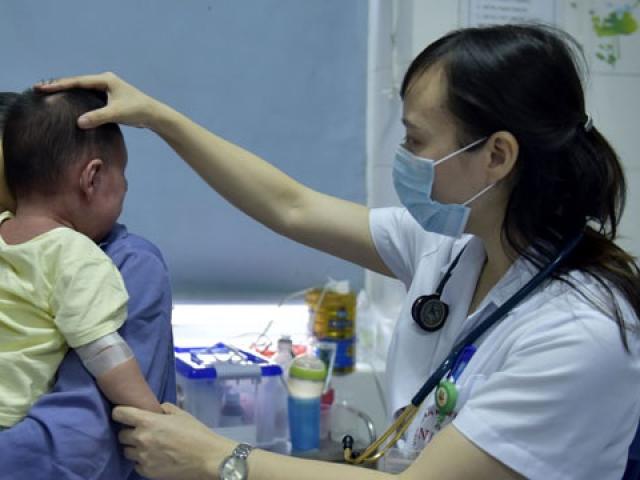 Bé trai 13 tháng tuổi mắc sởi nguy kịch vì mẹ học theo trào lưu anti vắc xin trên mạng