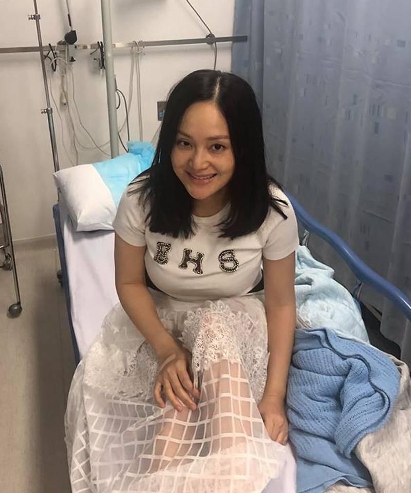 Dù nằm trên giường bệnh, Lan Phương không quên cười tươi để lộ sự lạc quan. Da của cô có phần sạm đen đi vì ốm, nhưng vẫn phải thừa nhận cô thực sự xinh đẹp.
