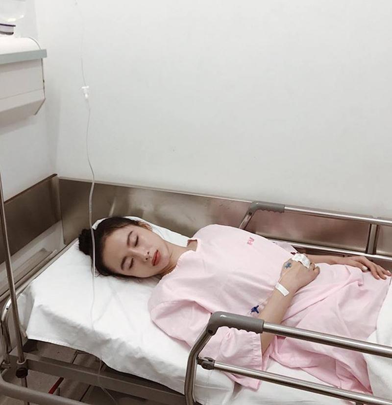 Nằm viện để theo dõi vì nghi sốt xuất huyết, Angela Phương Trinh được công động mạng xuýt xoa vì mặt mộc của ”bà mẹ nhí” quá đỗi ấn tượng, không son phấn mà vẫn lung linh như đã makeup.
