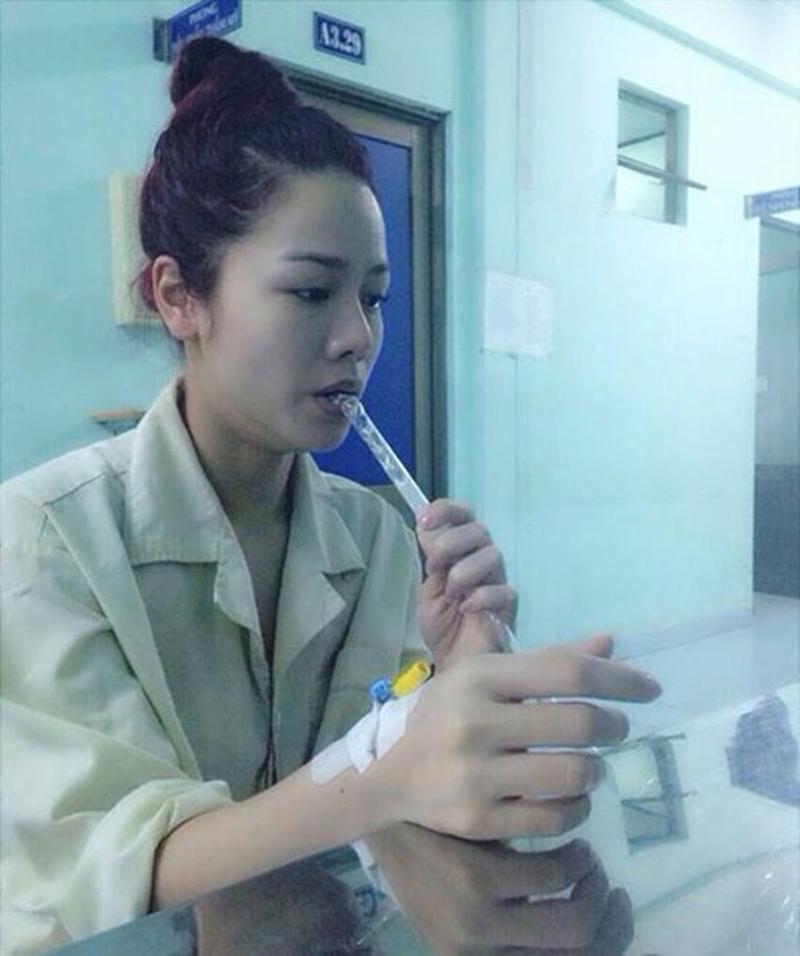 Nhật Kim Anh từng nằm viện vì cắt amidam, nữ ca sĩ khiến fans xót xa vì vẻ mặt phờ phạc, yếu ớt.
