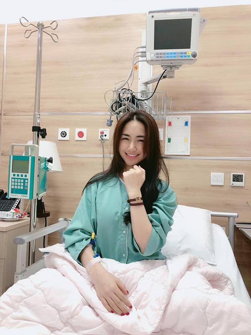 Tuy là bệnh nhân nhưng Hòa Minzy vẫn không quên make up nhẹ, kẻ lông mày, đánh môi hồng rạng rỡ.
