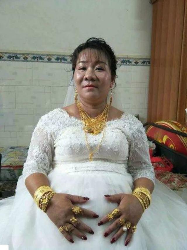 Cô dâu vàng đeo trĩu cổ, Cô dâu 38 tuổi lấy chồng 23 tuổi, mạng xã hội