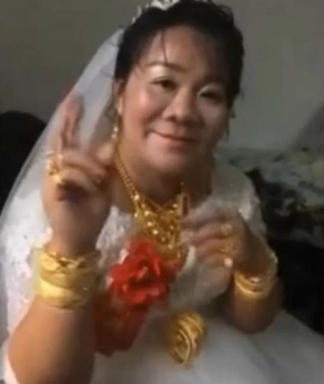 Cô dâu vàng đeo trĩu cổ, Cô dâu 38 tuổi lấy chồng 23 tuổi, mạng xã hội