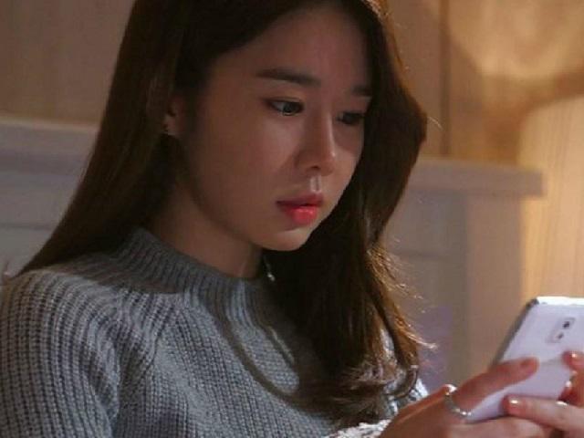 Mượn điện thoại của bạn thân nhắn tin cho người yêu, tôi té ngửa khi thấy thứ đó
