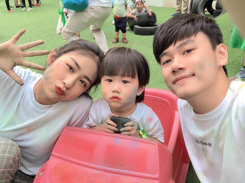 Hội bố mẹ bỉm sữa toàn hotboy hotgirl hội ngộ, dân mạng lập tức soi kĩ điểm đặc biệt - 5