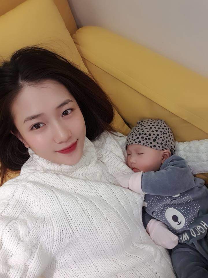 Hội bố mẹ bỉm sữa toàn hotboy hotgirl hội ngộ, dân mạng lập tức soi kĩ điểm đặc biệt - 7