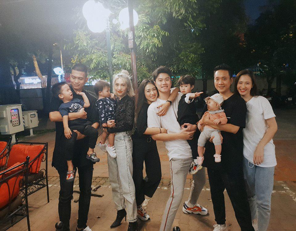 Hội bố mẹ bỉm sữa toàn hotboy hotgirl hội ngộ, dân mạng lập tức soi kĩ điểm đặc biệt - 1