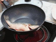 Bếp Eva - Không cần dùng gừng chà đáy chảo, chỉ bằng mẹo này cũng khiến cá rán giòn không sát chảo