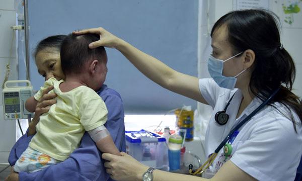 Bé trai 13 tháng tuổi mắc sởi nguy kịch vì mẹ học theo trào lưu anti vắc xin trên mạng