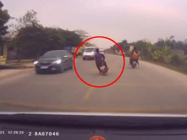 Đùa giỡn với tử thần, 2 thanh niên lao thẳng vào đầu ô tô