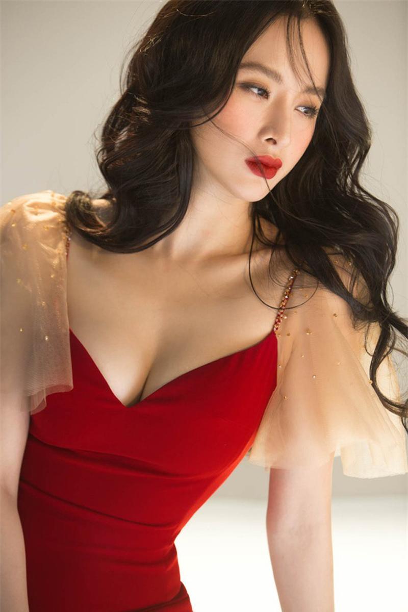 Không chỉ có vòng 3 to nhất Vbiz, Angela Phương Trinh là một trong những mỹ nhân sở hữu “vòng một” gợi cảm nhất nhì showbiz Việt.
