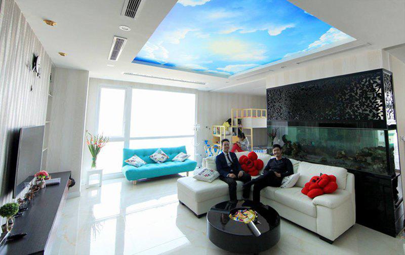 Gia đình chàng MC điển trai sống tại một căn hộ chung cư tại trung tâm thành phố Hà Nội. Căn hộ rộng rãi, thoáng mát được bài trí theo phong cách hiện đại. Không gian các phòng được thiết kế mở, nên diện tích nhà vốn rộng càng thêm thoáng đãng.
