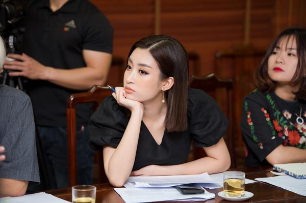 Đỗ Mỹ Linh biến hình từ thùy mị sang bốc lửa chỉ bằng 1 đôi hoa tai, 1 kiểu tóc - 3
