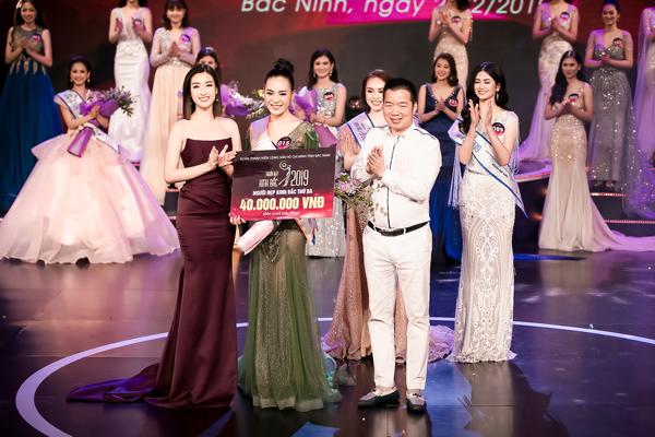 Đỗ Mỹ Linh biến hình từ thùy mị sang bốc lửa chỉ bằng 1 đôi hoa tai, 1 kiểu tóc - 8