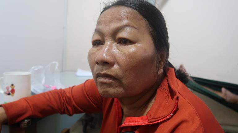 Xót xa cảnh người mẹ co ro ôm hũ hài cốt của con trai vào phòng bệnh để chạy thận - 1