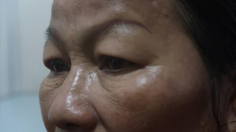 Xót xa cảnh người mẹ co ro ôm hũ hài cốt của con trai vào phòng bệnh để chạy thận - 4