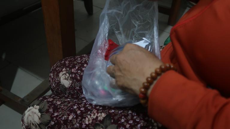 Xót xa cảnh người mẹ co ro ôm hũ hài cốt của con trai vào phòng bệnh để chạy thận - 3