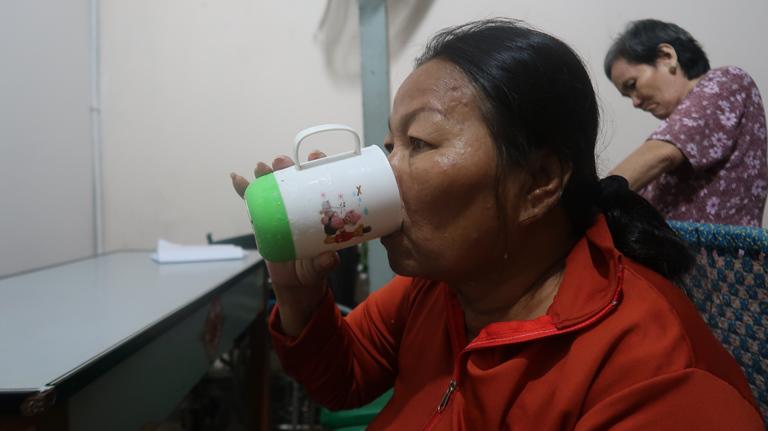 Xót xa cảnh người mẹ co ro ôm hũ hài cốt của con trai vào phòng bệnh để chạy thận - 6